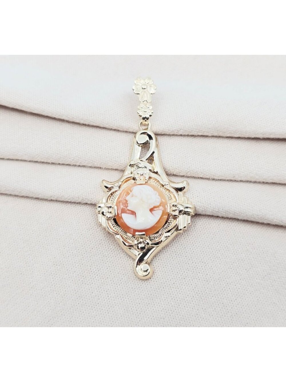 Beautiful 10K Karat Solid Yellow Gold Designer Cameo Dangle Drop Charm Pendant
